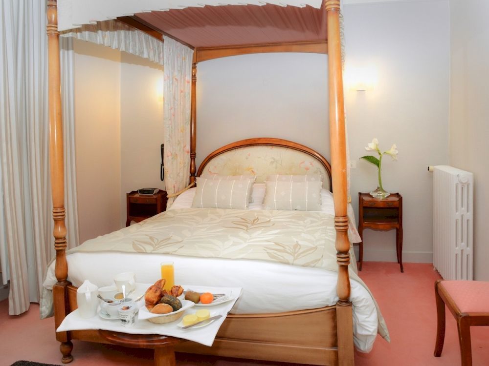 Logis Hotel Et Restaurant Du Dauphin Sées Kültér fotó