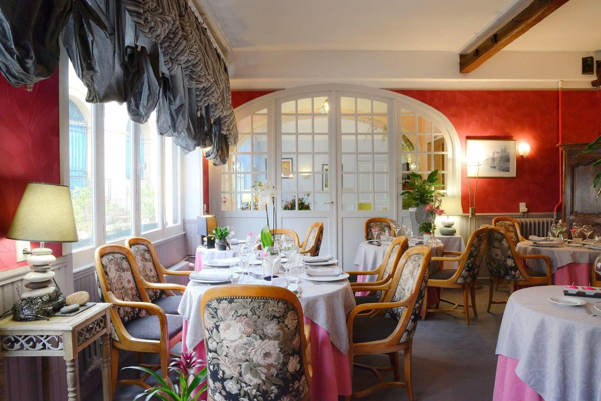 Logis Hotel Et Restaurant Du Dauphin Sées Kültér fotó