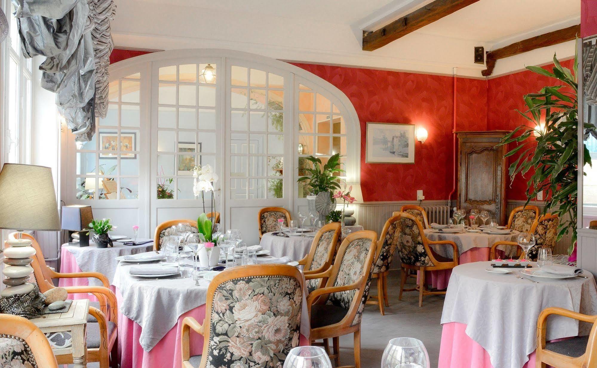 Logis Hotel Et Restaurant Du Dauphin Sées Kültér fotó
