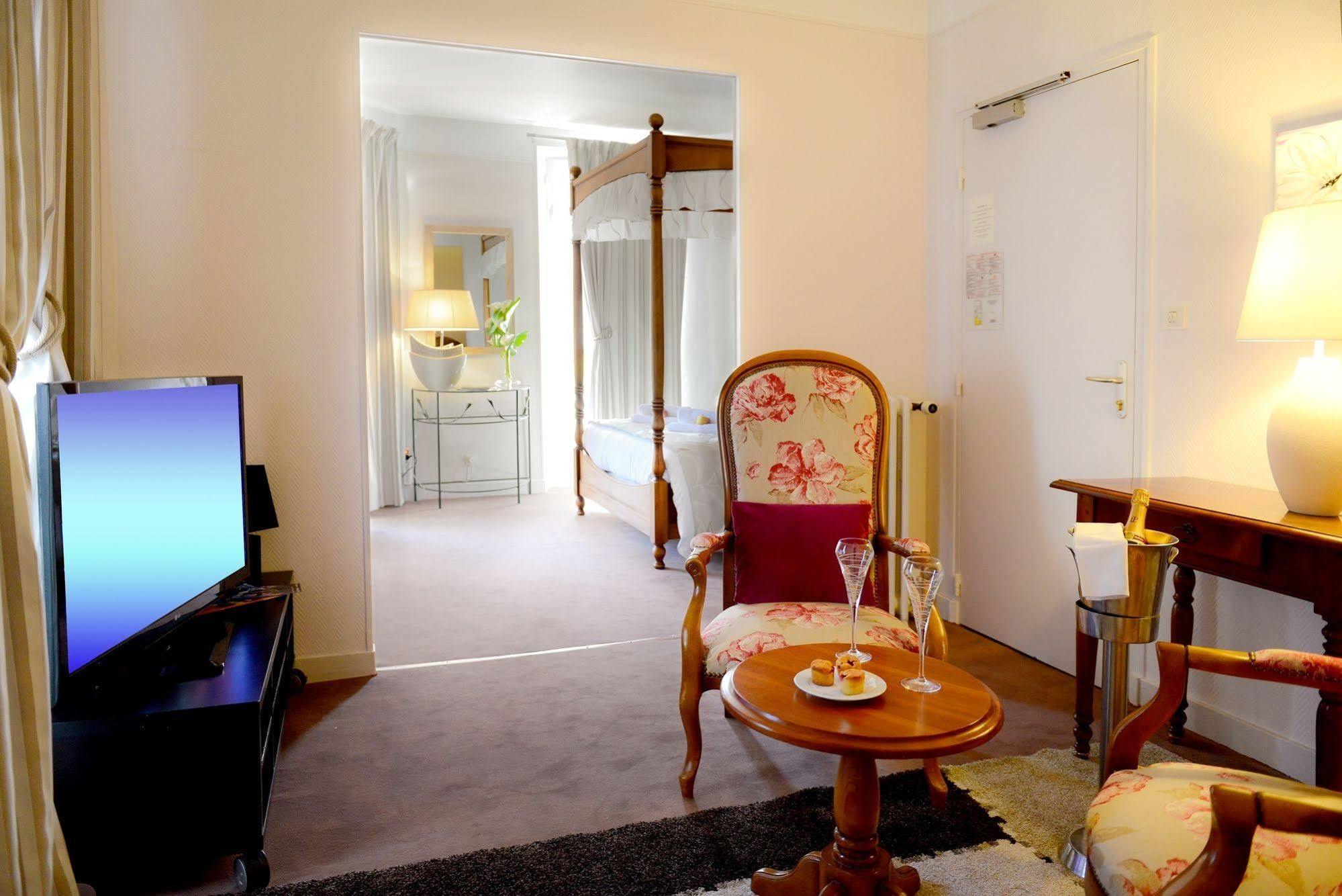 Logis Hotel Et Restaurant Du Dauphin Sées Kültér fotó