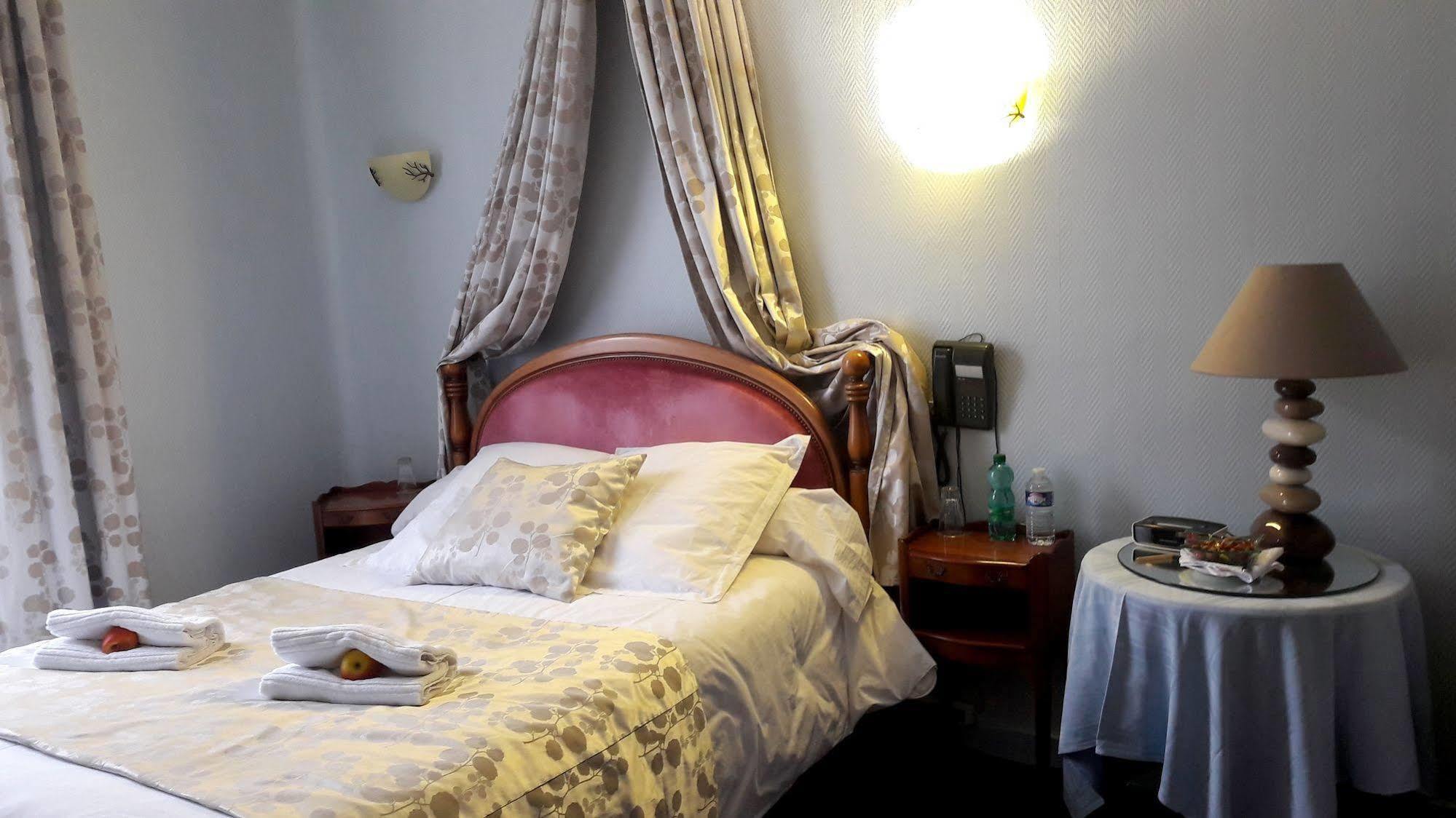Logis Hotel Et Restaurant Du Dauphin Sées Kültér fotó
