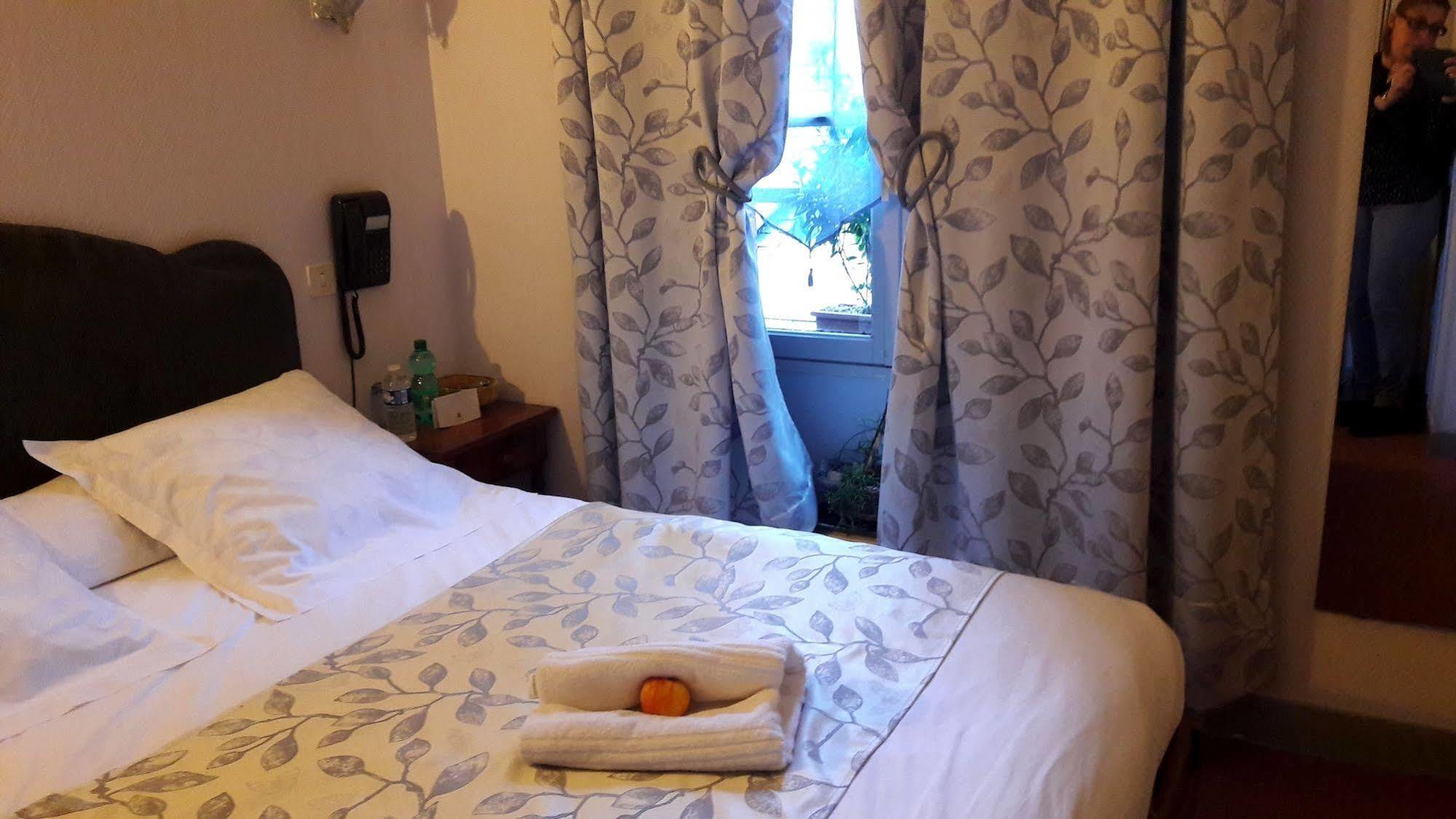 Logis Hotel Et Restaurant Du Dauphin Sées Kültér fotó