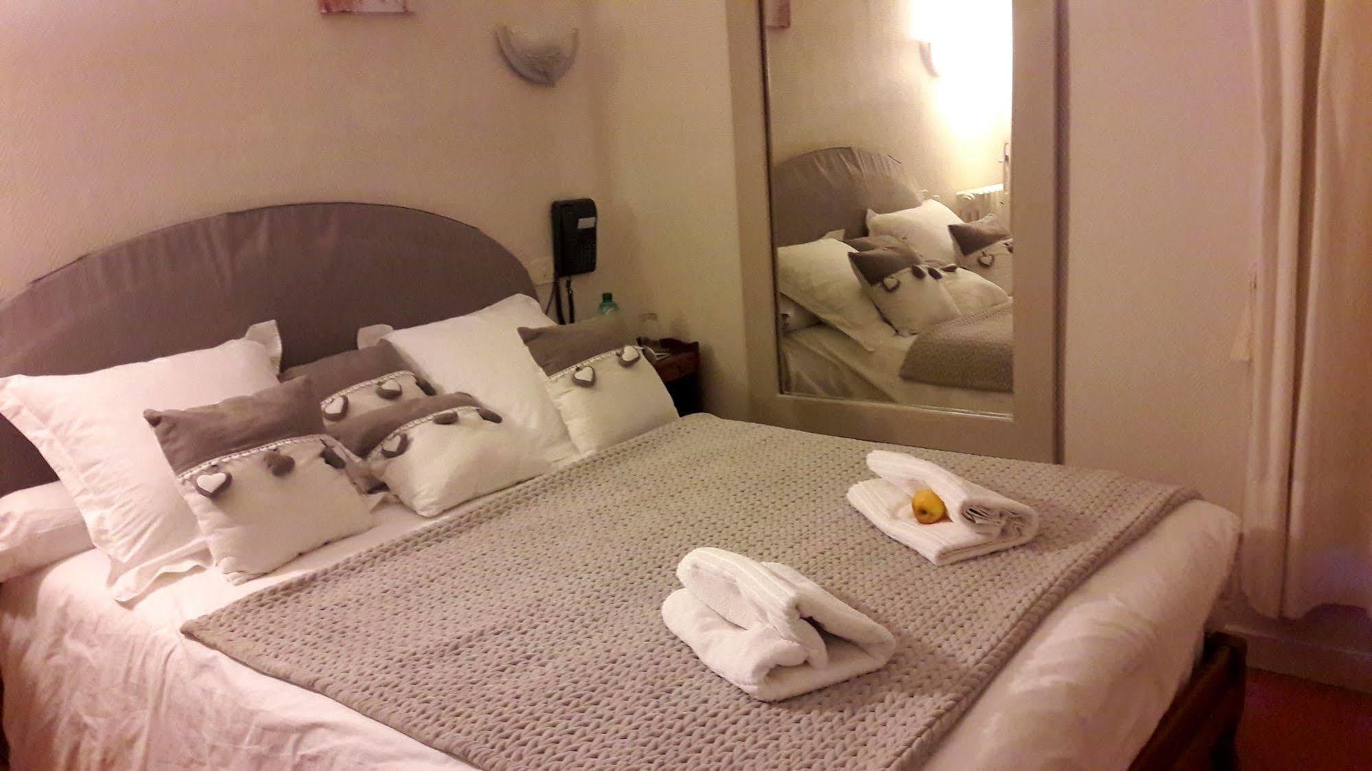 Logis Hotel Et Restaurant Du Dauphin Sées Kültér fotó